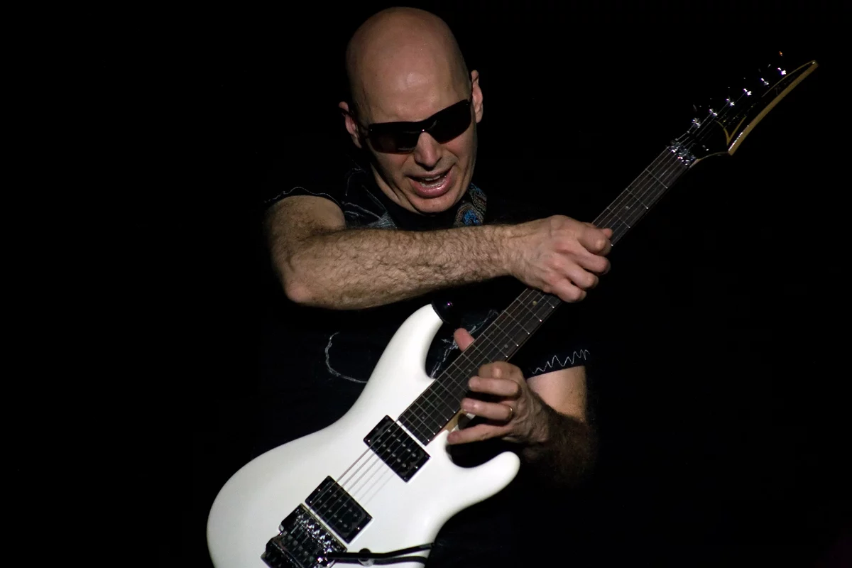 Joue Satriani